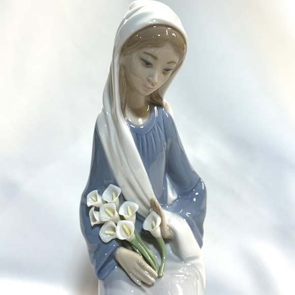 Lladro Porcelain Figurine 4972 Girl with Lilies Sitting Spain Signed with Box